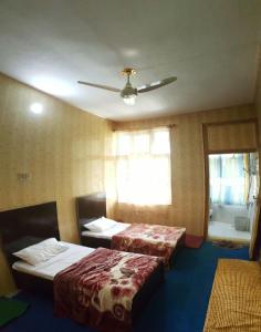 Postel nebo postele na pokoji v ubytování Hikal Guest House