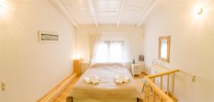 Postel nebo postele na pokoji v ubytování Romantic house Priotissa II