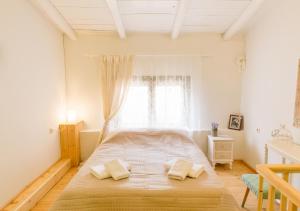 Postel nebo postele na pokoji v ubytování Romantic house Priotissa II