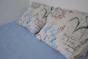 łóżko z dwoma poduszkami na górze w obiekcie Maximos House w mieście Provatas