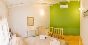 Postel nebo postele na pokoji v ubytování Romantic house Priotissa II