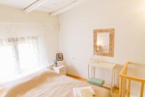 Postel nebo postele na pokoji v ubytování Romantic house Priotissa II