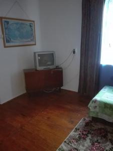 una sala de estar con TV en un tocador en una habitación en HALEX5, en Svidova