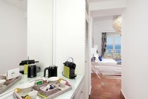 A bed or beds in a room at Casa Marta Capri