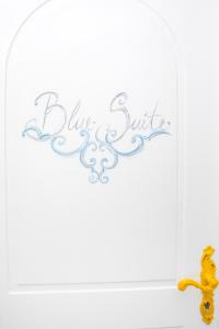 カプリにあるCasa Marta Capriの白壁の青い笑顔の看板