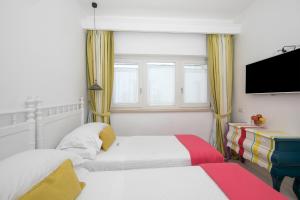 A bed or beds in a room at Casa Marta Capri