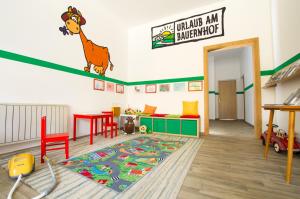 Cette chambre pour enfants est ornée d'une fresque murale représentant une girafe. dans l'établissement Ferienhof Hinterstrasser, à Mondsee
