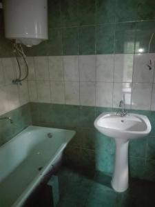 Svidova的住宿－HALEX5，浴室配有盥洗盆和浴缸。