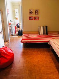アギオス・イオアニス・ペリオンにあるElsa Apartmentのリビングルーム(赤と白のストライプのソファ付)