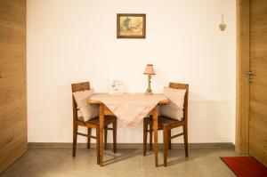 a dining room with a table and chairs at Ferienhof HINTERSTRASSER in Mondsee