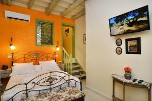 une chambre avec un lit avec un mur orange dans l'établissement Casa della Favola Boutique Hotel, à La Canée