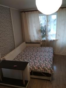 アリメチエフスクにあるApartment on Shevchenkoの小さなベッドルーム(ベッド1台、テーブル付)
