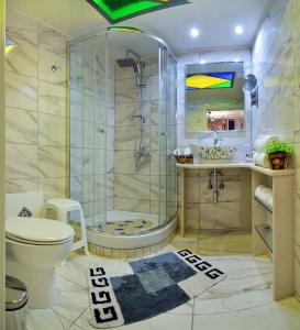 une salle de bains avec douche, toilettes et lavabo dans l'établissement Casa della Favola Boutique Hotel, à La Canée 39 autres photos