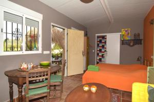 a living room with a bed and a table at Casita Adelfa in Alhaurín de la Torre