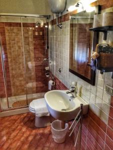 a bathroom with a sink and a shower at Bed and Breakfast Pieffe in Frascineto