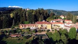 una vista aérea de una casa en una colina en Albergo Ristorante Monterosa, en Ameno