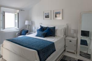 Un pat sau paturi într-o cameră la La maison de Colette, Traditionnelle Maison d'Armateur de 3 chambres et 3 salles de bains
