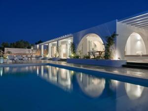 uma villa com piscina à noite em The Asteri Collection - Villa Maia em Ágios Nikolaos