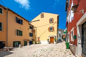 une rue pavée dans une vieille ville dans l'établissement Guest House Golden Goose, à Rovinj