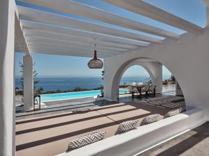 uma villa com vista para a piscina em The Asteri Collection - Villa Maia em Ágios Nikolaos