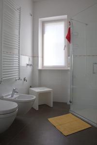 y baño con aseo, lavabo y ducha. en Casa Rosa dei Venti, en Nago-Torbole