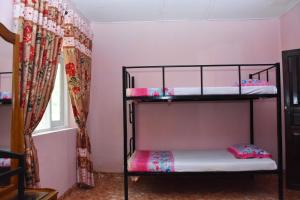 Postel nebo postele na pokoji v ubytování Deniyaya Guest House