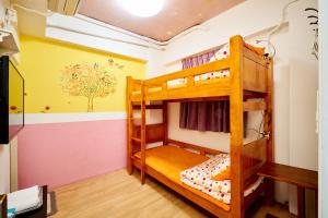 a bedroom with bunk beds in a room at Corner Inn九份住宿I 小角落民宿I 機車租借I日夜間導覽 in Jiufen