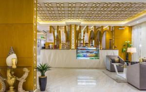 um lobby de uma loja com paredes amarelas em Al Muhaidb Residence - Abha em Abha