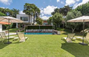 Bazén v ubytování Cascais Casa Laranja Guesthouse nebo v jeho okolí