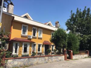 uma casa amarela com uma cerca em frente em Villa SD Sapanca em Sapanca