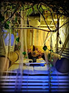 um quarto com uma cama, uma janela e uma mesa em Glamour Mirissa em Mirissa