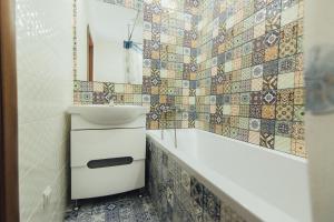 スームィにあるVIP Apartments Faraon Centrの洗面台、浴槽、鏡のあるバスルーム +27枚の写真