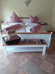 un banco blanco con almohadas en una habitación en Mediterraneo, en Hülben