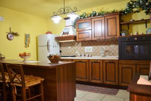 A kitchen or kitchenette at MarEtna Sicily Holiday