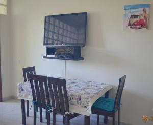ヴィラモウラにあるVilamoura-Nautic Apartmentのダイニングルーム(椅子、壁掛けテレビ付)