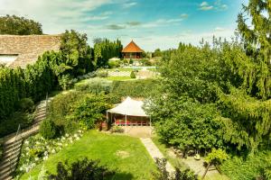PalkonyaにあるBella Vendégház Palkonyaのテント付きの庭園の景色を望めます。