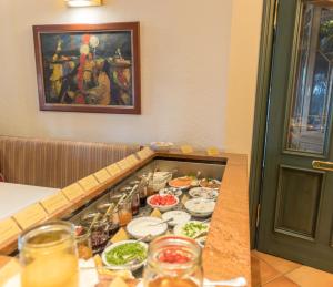 ein Buffet mit Speisen auf einem Tisch in einem Restaurant in der Unterkunft Romantik Hotel Namenlos in Ahrenshoop