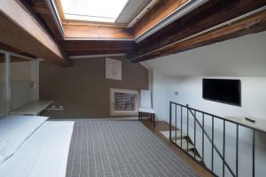 TV a/nebo společenská místnost v ubytování Alkimia Smart Rooms