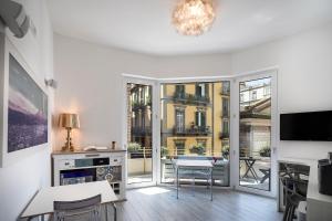 Una sala de estar con una mesa y sillas y una ventana. en IstayinToledo Luxury Guest House, en Nápoles