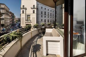Un balcón con una mesa y vista a una ciudad. en IstayinToledo Luxury Guest House, en Nápoles