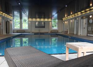 Bazén v ubytování Trenython Manor Resort nebo v jeho okolí