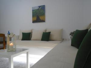 A seating area at Leros Eleonas Apartments