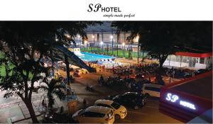 Blick auf einen Parkplatz mit Autos und einen Pool in der Unterkunft SP hotel in Batu Aji
