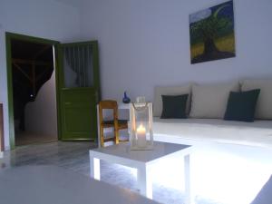 A seating area at Leros Eleonas Apartments