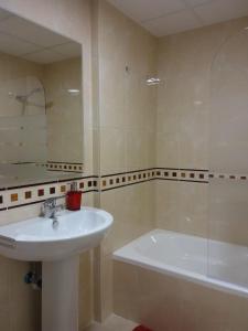 La salle de bains est pourvue d'un lavabo et d'une baignoire. dans l'établissement Airem 22, à Roquetas de Mar