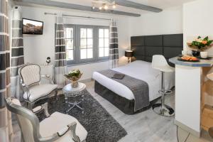 1 dormitorio con 1 cama, mesa y sillas en My Sweet Homes - Le 15, en Colmar