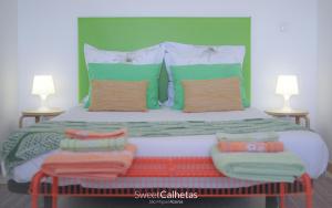 1 dormitorio con 1 cama grande y 2 lámparas en Sweet Calhetas en Ribeira Grande