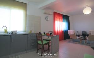 リベイラ・グランデにあるSweet Calhetasのキッチン、リビングルーム(テーブル、椅子付)