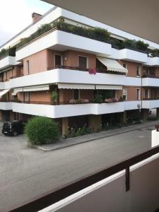 een appartementencomplex met planten op de balkons bij Casa Martini Abano in Abano Terme