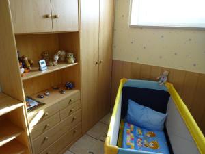 Habitación infantil con cama y estante en Schöne, gemütliche Wohnung, en Leipzig